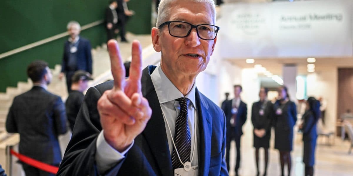 When Strengths Become Liabilities: Tim Cook's Apple Transition