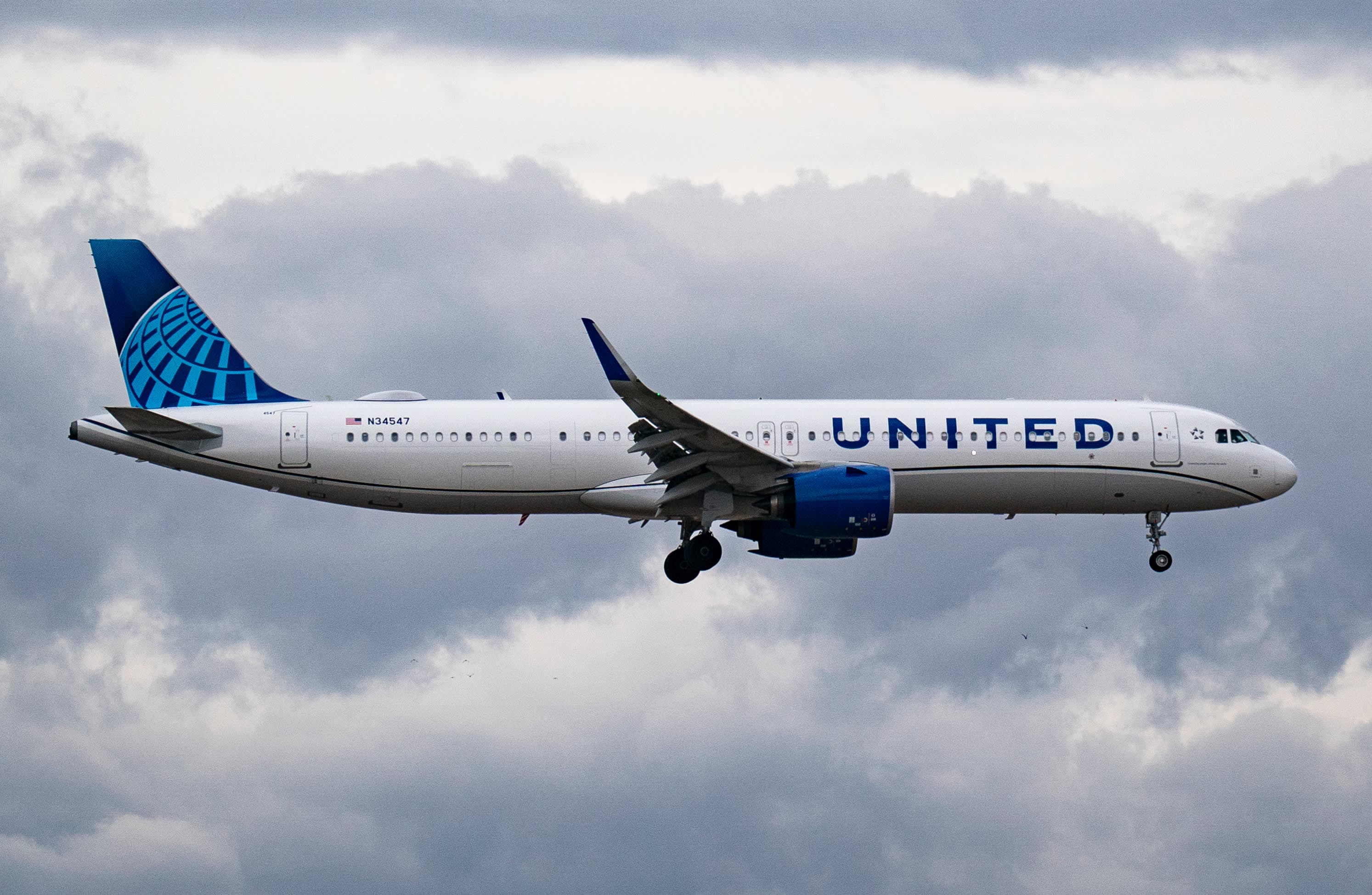 United Airlines Flight Attendants Secure 31% Raises in Labor Deal