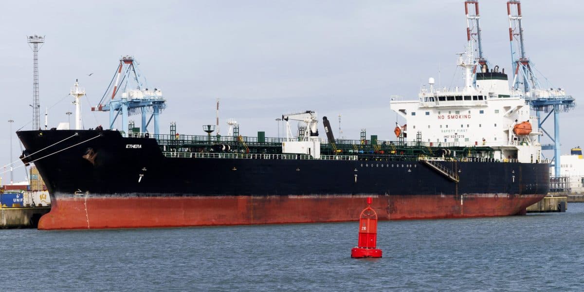 U.S. Ends Russia Oil Waiver as Energy Markets Tighten