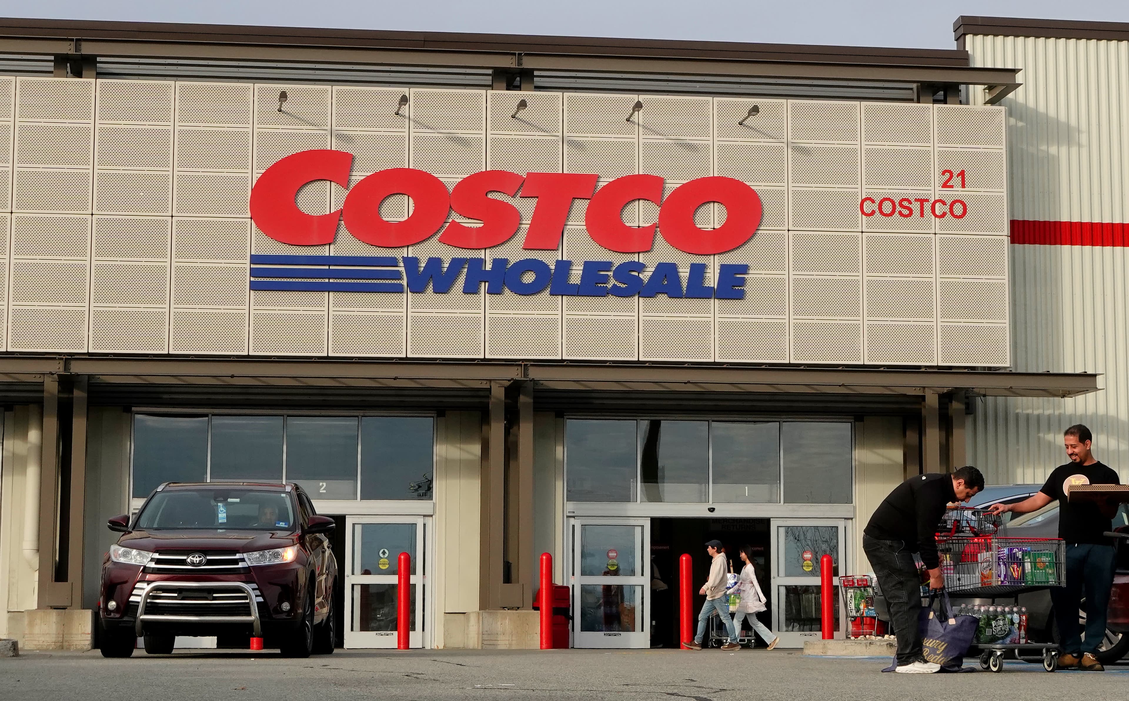 Costco's Gas Strategy Draws Record Crowds as Fuel Costs Climb