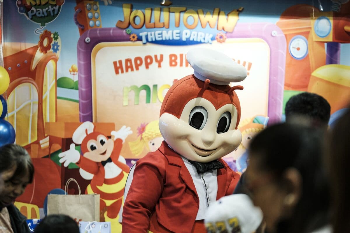 Jollibee Weighs Hong Kong Listing for Global Expansion