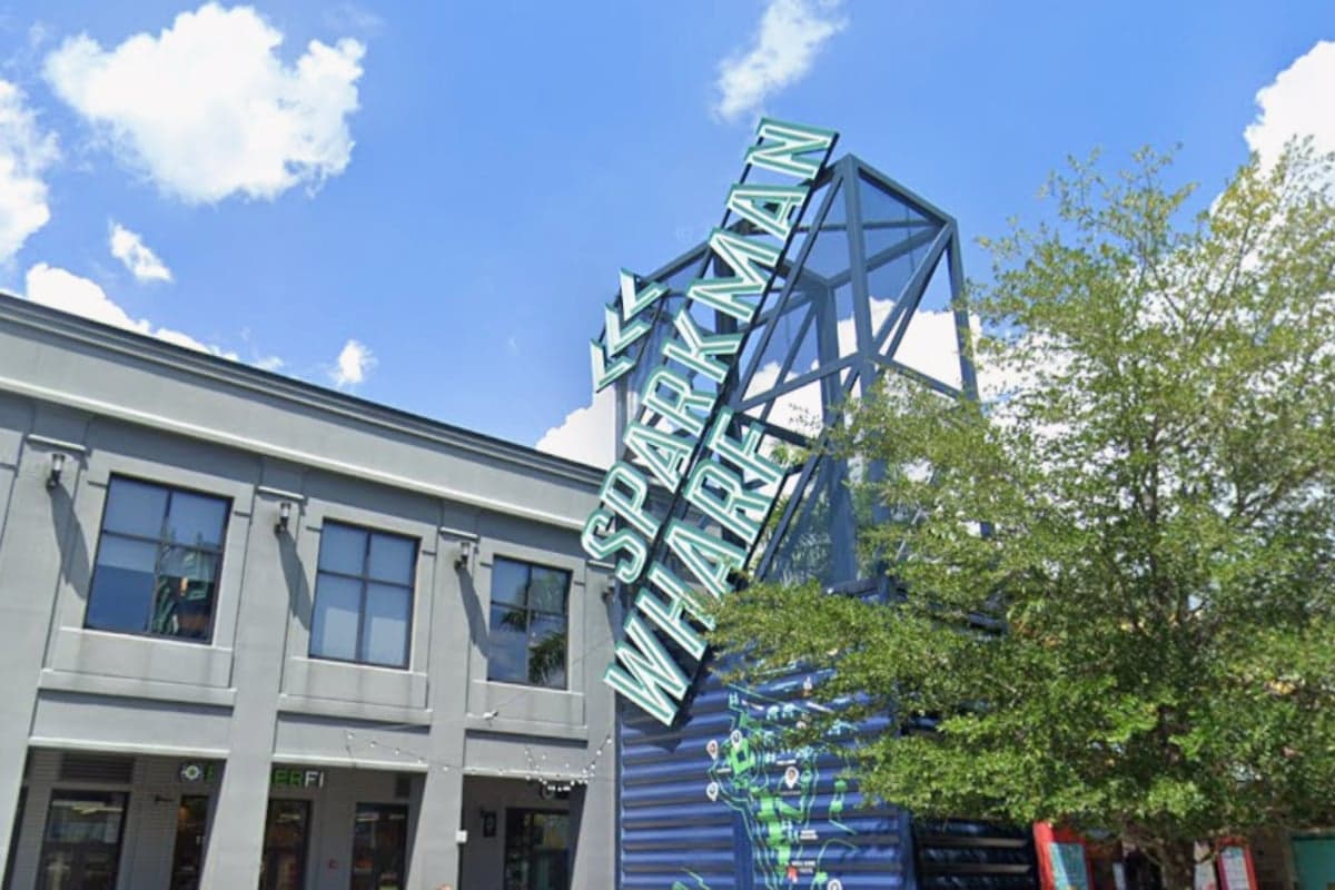 Greek Street Food Concept Expands to Container Dining Hub