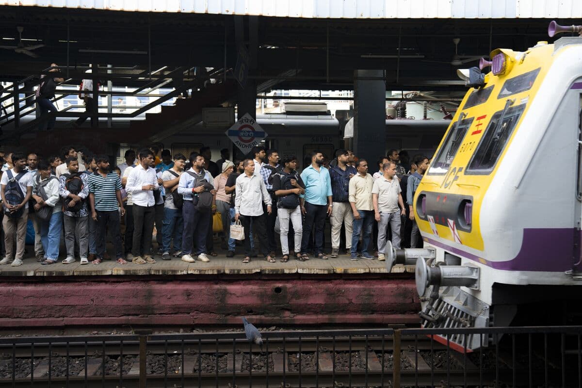 India's Economic Momentum Slows as Manufacturing Contracts