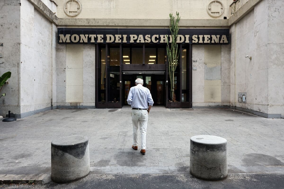 Monte Paschi Bids for Two Banks in €34B Defense Against Intesa