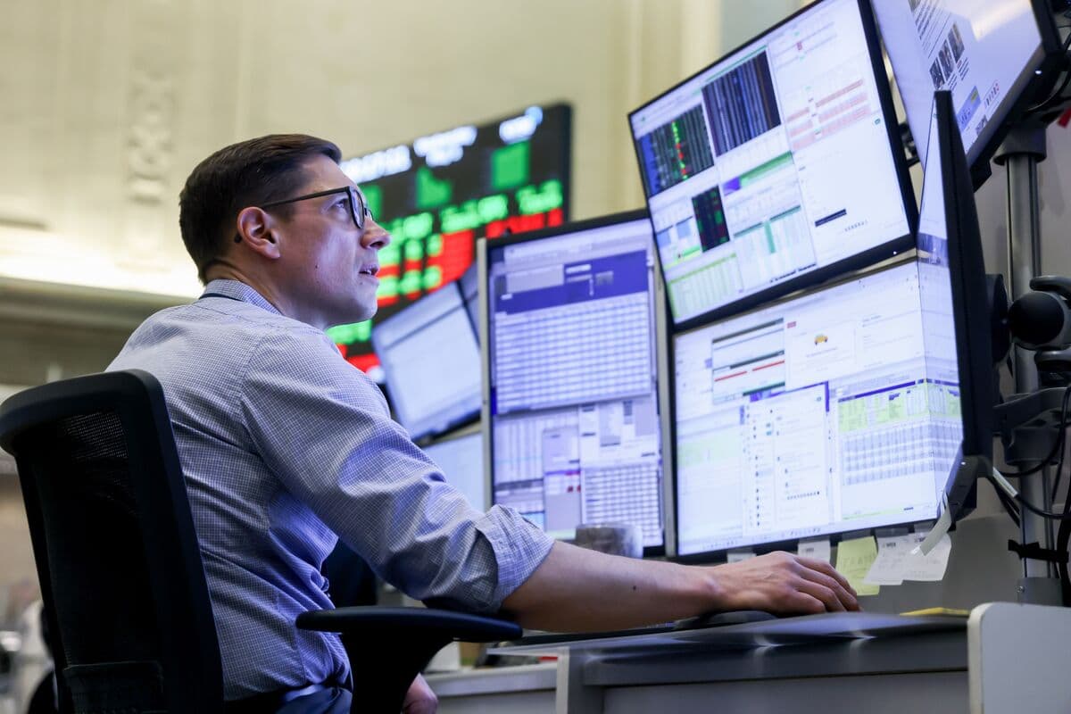 Treasuries Find Footing After Volatile Trading as Dollar Retreats