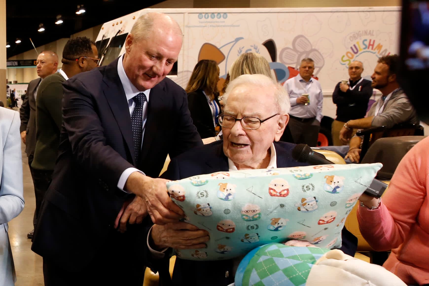Buffett Maintains Control of Berkshire's Stock Portfolio Under New CEO