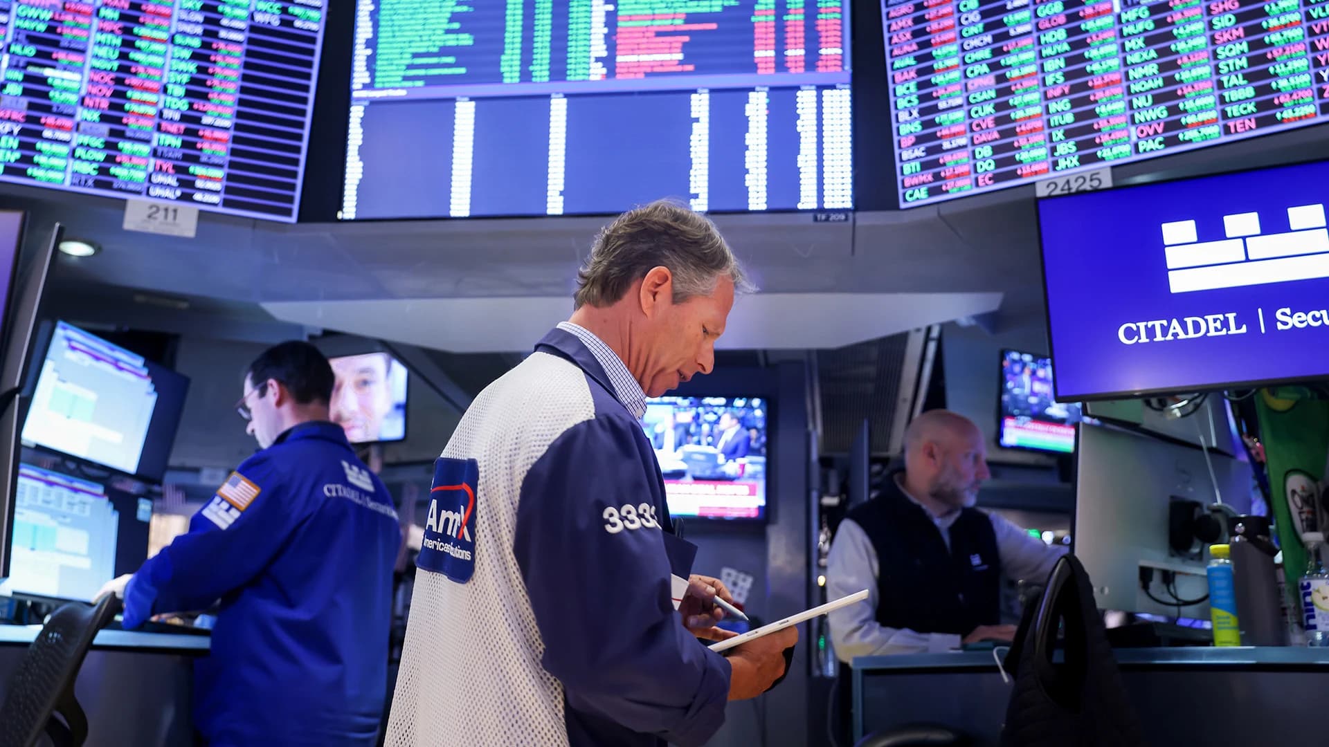 Wall Street's Tech Rally Shows Cracks as Rare Sell Signal Emerges