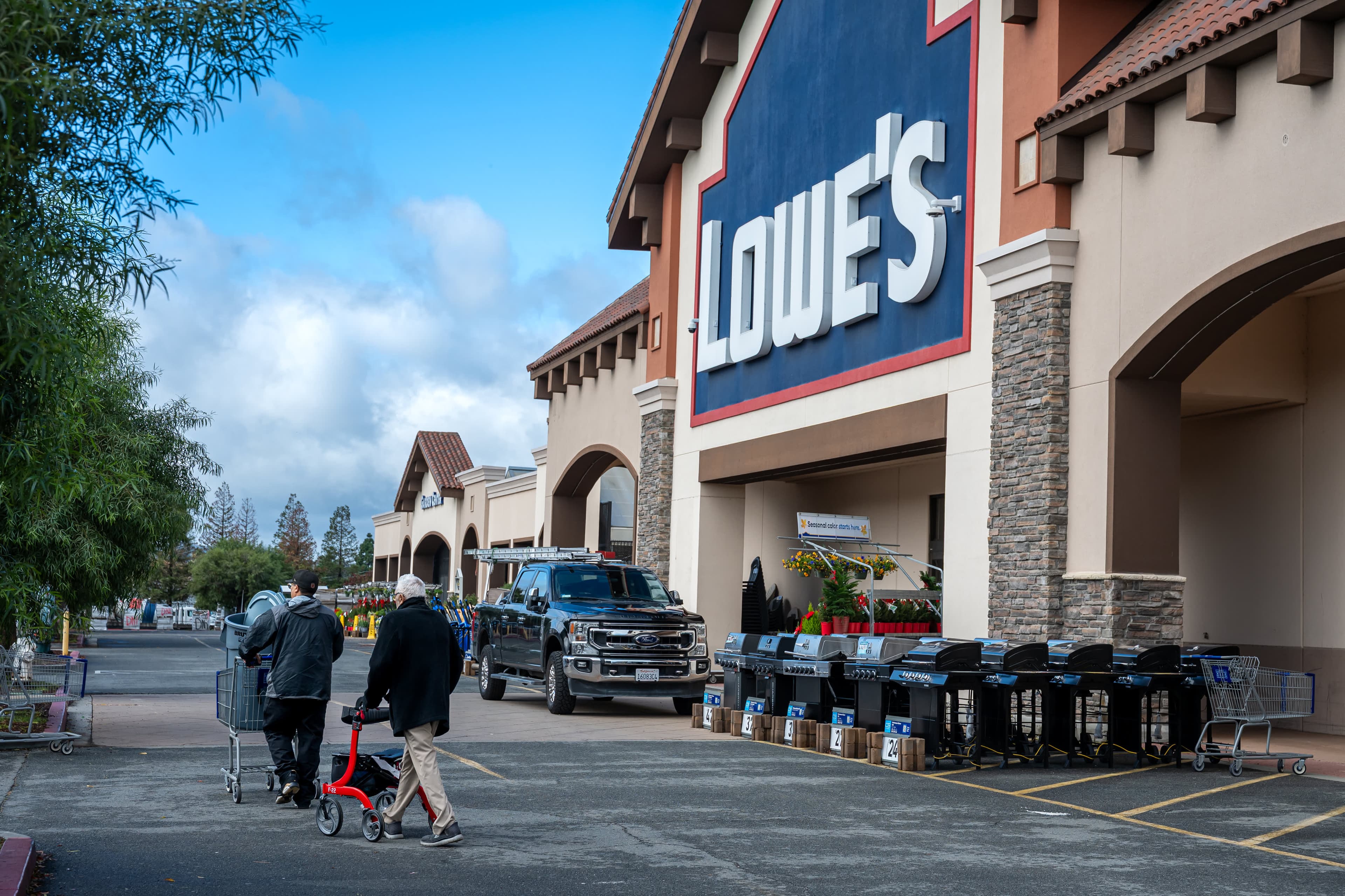 Lowe's Earnings Beat Shows Resilience in Tough Housing Market