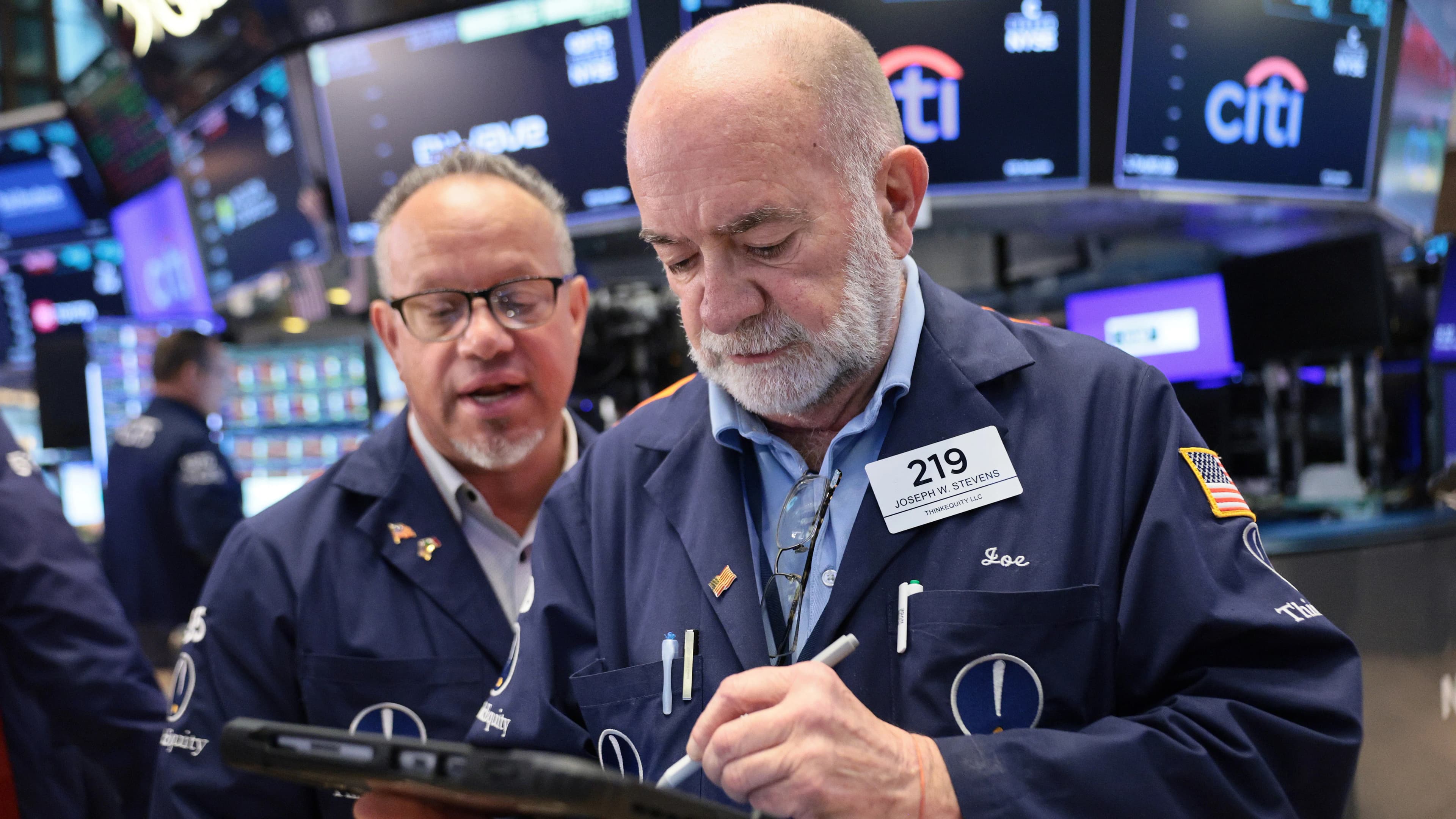 Micron Reaches $1T Valuation as AI Chip Demand Surges