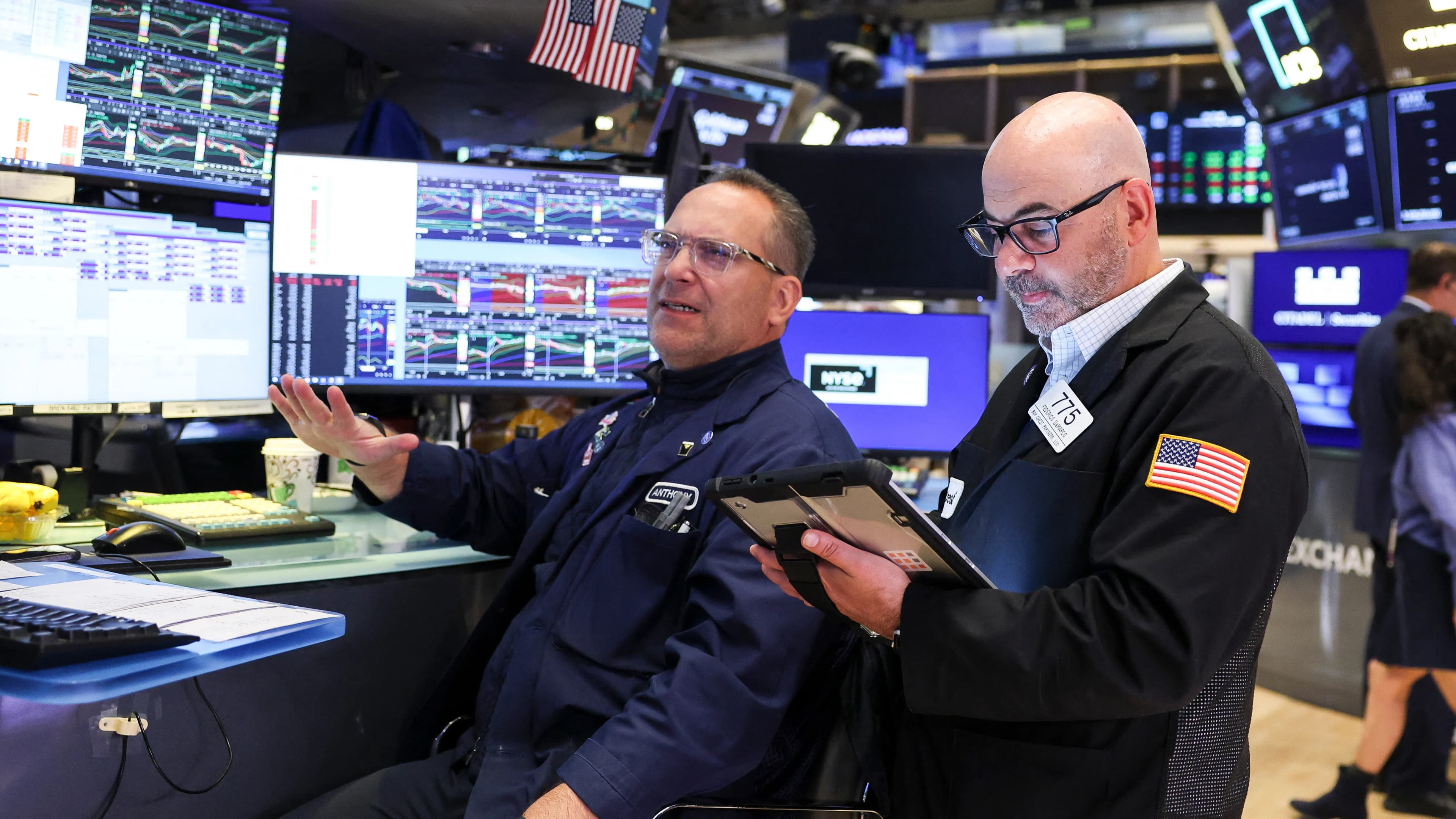 Stagflation Signals Emerge as AI Gains Mask Economic Headwinds