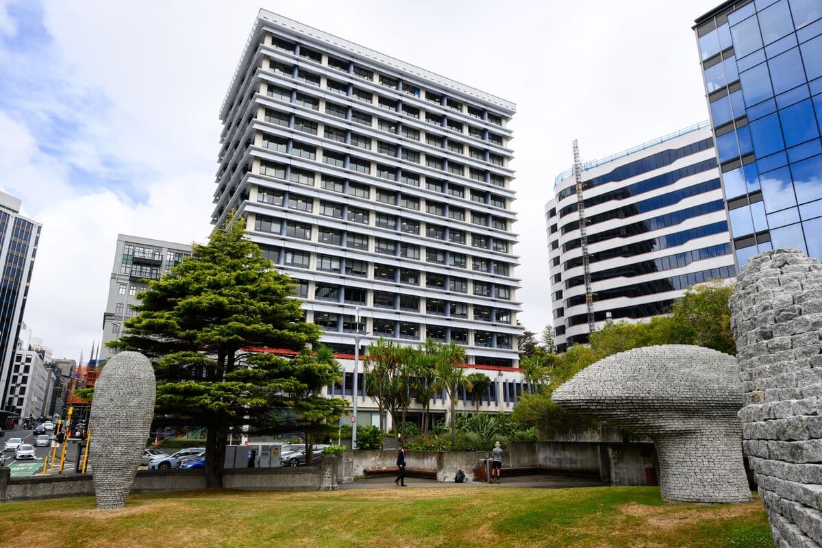 N.Z. Labour Party Pledges to Restore Dual Mandate at Central Bank